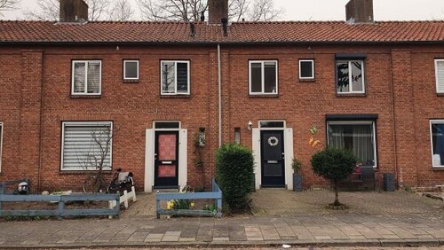 Vooraanzicht van woningen voor de wijkvernieuwing