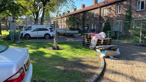 De woningen zijn leeg en de bouwhekken geplaatst