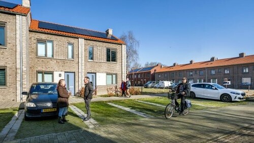 Wijkbewoners voor een aantal van de nieuwe woningen